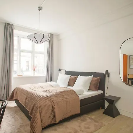 Homely 1 Bedroom Flat By The Lakes Apartment *
