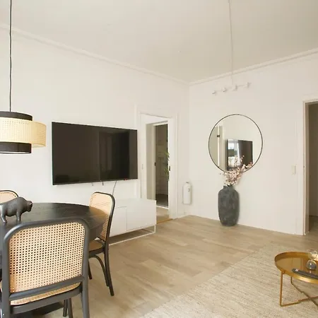 Homely 1 Bedroom Flat By The Lakes * Copenhagen