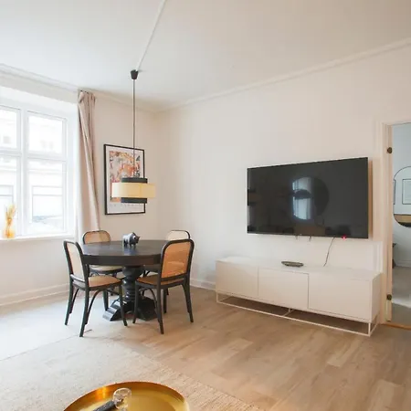 Homely 1 Bedroom Flat By The Lakes Copenhagen