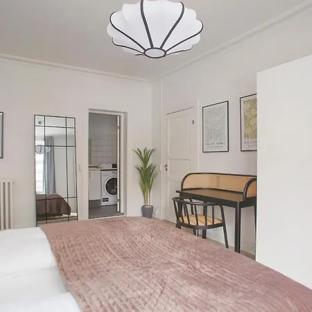 Homely 1 Bedroom Flat By The Lakes Apartment