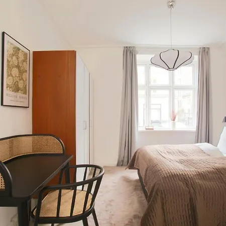 Homely 1 Bedroom Flat By The Lakes Apartment *